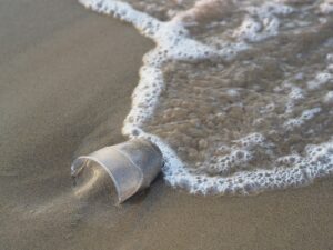 Plastickop skylles op på stranden for at illustrere et muligt CSR-tiltag for virksomheder